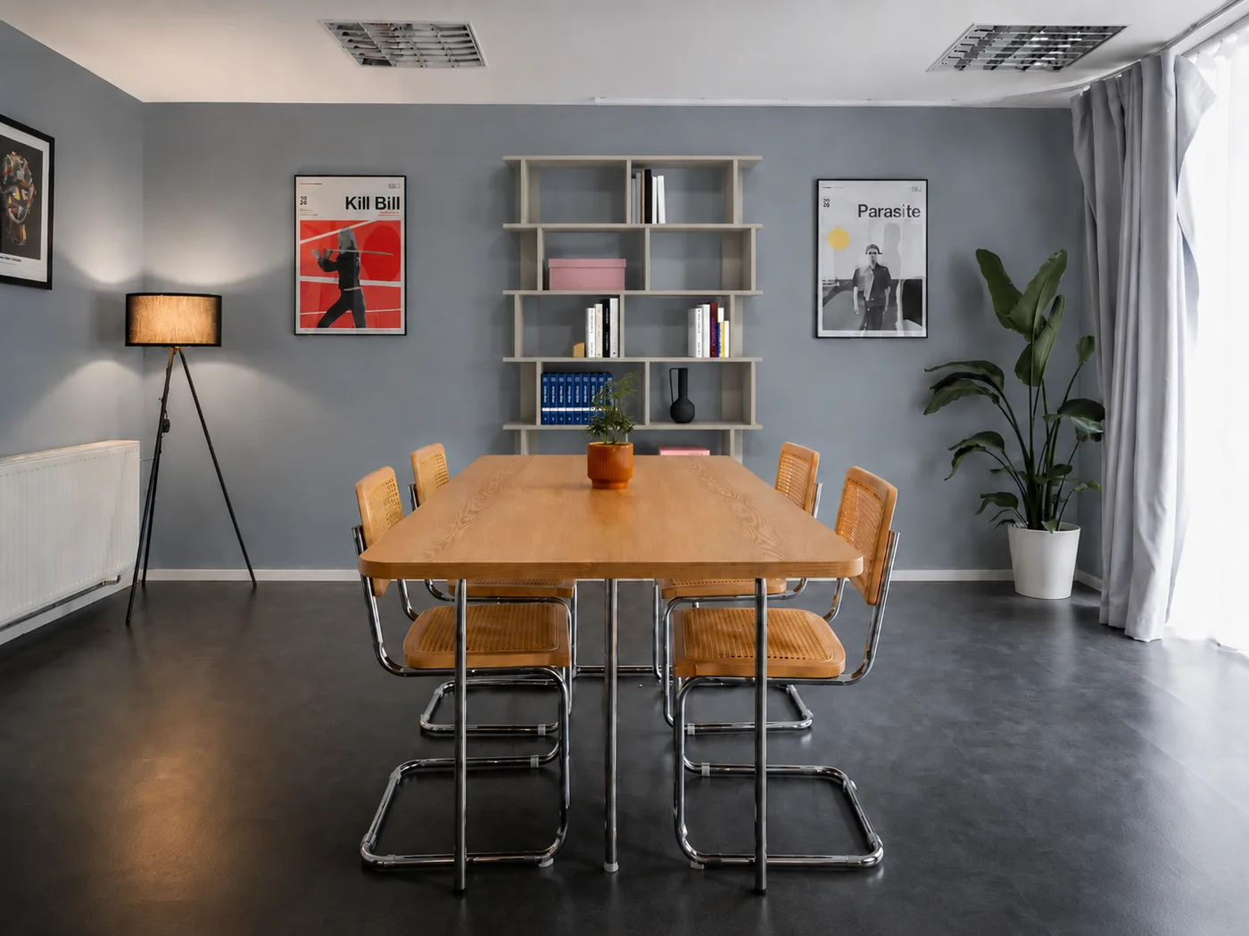 The Board Room – Business-Setting mit Holztisch – inklusive Videograf, du musst nur reden.